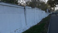 ОсОО «Кыргызмебель» все еще не отремонтировало накренившийся забор на Фучика. Фото горожанина