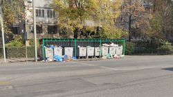 Пункты питания выбрасывают свой мусор на землю у баков на Фрунзе-Гоголя. Фото