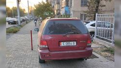 Honda Odyssey каждый день паркуется на тротуаре на Ахунбаева 127/1