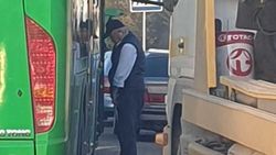 Водитель автобуса №6 справляет нужду на колеса автобуса. Фото