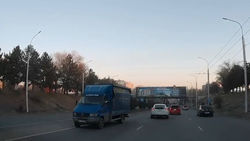 Грузовик «Мерседес» едет по встречке под мостом на Ибраимова. Видео
