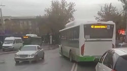 Автобус №42 едет по встречке. Видео
