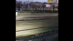 Бишкекчанин жалуется, что выезд из двора по проспекту Жибек Жолу перекрыли тротуаром