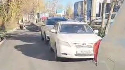 На тротуаре по улице Ибраимова паркуются машины. Видео