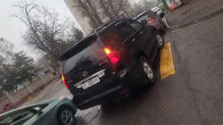 Водитель Lexus GX 470 припарковался на «зебре», включил «аварийку» и ушел. Видео