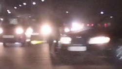 Парень регулирует движение на Ахунбаева—Алыкулова, светофор не работает. Видео