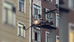 На Токомбаева на электропроводах висит опора линии электропередач. Видео