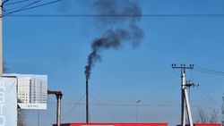 Черный дым из трубы в Лебединовке. Фото