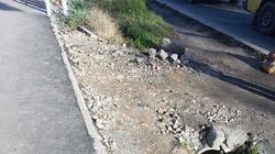 У нового тротуара по Абдрахманова разваливаются бордюры. Фото