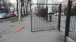 Железные ворота здания на Советской перекрывают тротуар. Фото горожанина