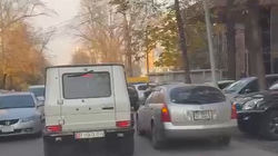 По ул.Раззакова сложно проехать из-за припаркованных авто. Видео