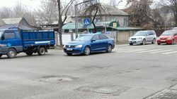 Яма на дороге на перекрестке Щербакова—Тоголок Молдо. Фото