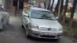 Две «Тойоты» заехали на тротуар по Манаса. Видео