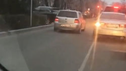 На персечении Московская/Исанова авто едут по полосе для общественного транспорта