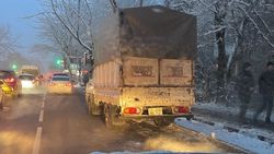 Горожанин жалуется, что грузовой автомобиль каждое утро мешает проезду по улице Суеркулова