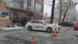Бизнес-центр на Раззакова снова поставил ограничители парковки. Фото горожанина