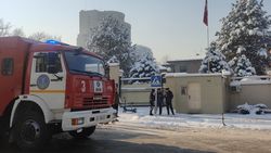 Взрыв у посольства Турции в Бишкеке. Горит автомобиль. Фото, видео