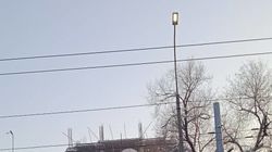 На улицах Льва Толстого и Тимура Фрунзе днем горят фонари. Фото