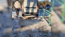 Машина «Кыргыз Почтасы» заблокировала лестницу для пешеходов из-за отсутствия парковки