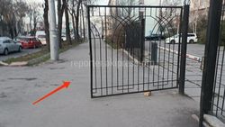 Железные ворота на Советской перекрывают тротуар. Ответ мэрии