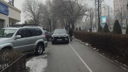 Возле банка по проспекту Чынгыза Айтматова водители паркуются на тротуаре