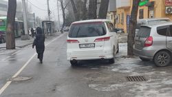 Напротив госрегистра по проспекту Ч.Айтматова водители продолжают парковаться и ездить по тротуару
