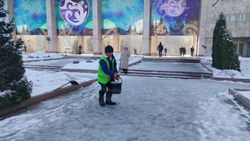 «Тазалык» в порядке исключения посыпал солью тротуар возле Первомайской налоговой. Фото мэрии