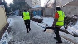 «Тазалык» посыпал солью тротуар возле детсада №100. Видео мэрии