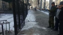 Железные ворота ТПГ «Теско» закрывают тротуар: Руководству поручено в течение дня устранить недостатки, - мэрия
