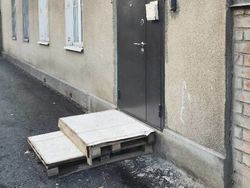 Управление мэрии выдало уведомление о демонтаже ступенек на тротуаре на Боконбаева