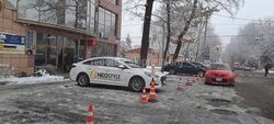Бизнес-центр на Раззакова предупредили о добровольном демонтаже парковки, - мэрия