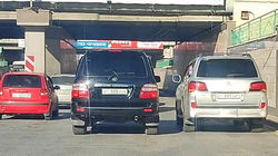 В Бишкеке отменили выделенную полосу для общественного транспорта? Водитель снял на <b>видео</b> массовое нарушение ПДД в центре
