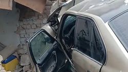 В Кызыл-Кие BMW слетел с дороги и врезался в дом. Видео