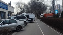Возле KICB на Айтматова машины припаркованы на тротуаре. Фото