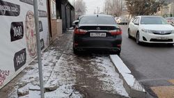 «Лексус» припарковали на тротуаре на улице Дзержинского