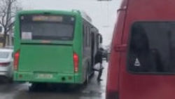 Водитель автобуса №52 произвел высадку/посадку пассажиров посреди дороги
