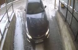 На ул. Московской неизвестный протаранил ворота подземного паркинга.Видео