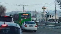 Автобус № 212 повернул со второго ряда. Видео
