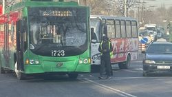 На Московской-Бейшеналиевой столкнулись троллейбус и автобус