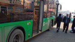 Автобус № 40, маршрутки №138 и №258 высаживают пассажиров на проезжей части