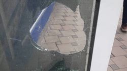 Хулиганы разбили стекло медицинского центра в Жалал-Абаде