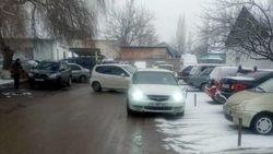 На территории ЦОВП Аксыйского района беспорядочно паркуются