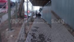По улице Орозбекова перекрыли тротуар. Ответ мэрии