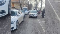 По Айтматова напротив Госрегистра водители продолжают парковаться на тротуаре, - горожанин