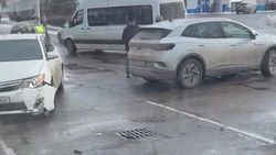 На улице Ахунбаева произошло ДТП. Видео
