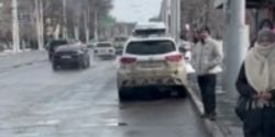 На остановке на пересечении ул. Ахунбаева и Абая припарковались машины. Видео