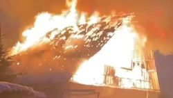 В Байтике сгорела крыша дома. Видео