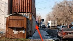На Боконбаева контейнеры опасно поставили у тротуара. Фото