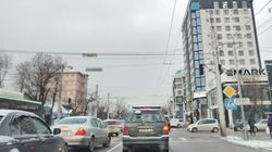 На Ахунбаева-Токтоналиева не работает светофор, образовалась пробка. Фото
