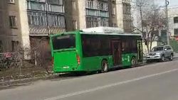 Пассажирский автобус припаркован на встречной полосе. Видео